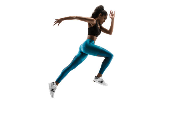 Mujer afro corriendo, lleva ropa cómoda antes de entrenar.